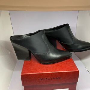 ***NIB*** Donald Pliner “Valda” Mules.  Size 9M